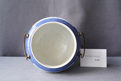 Een Chinese blauw-witte en koperrode kom met poederblauwe fondkleur, Jiajing merk, Kangxi