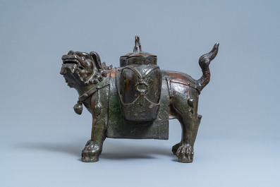 Un grand br&ucirc;le-parfum en forme de lion en bronze, Chine, Ming