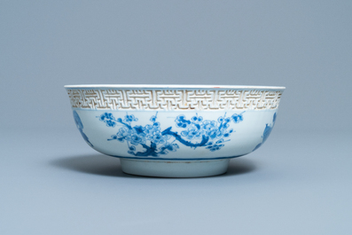 Un bol en porcelaine de Chine en bleu et blanc &agrave; d&eacute;cor en relief, Kangxi