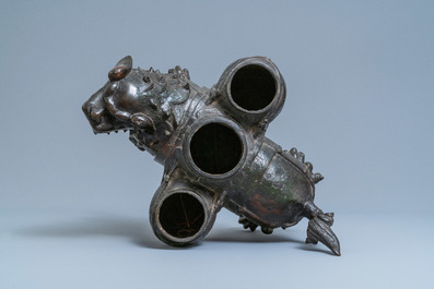 Un grand br&ucirc;le-parfum en forme de lion en bronze, Chine, Ming