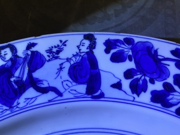 Un plat en porcelaine de Chine en bleu et blanc &agrave; d&eacute;cor de femmes autour d'une jardini&egrave;re, Kangxi