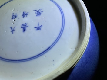 Een Chinese blauw-witte en koperrode kom met poederblauwe fondkleur, Jiajing merk, Kangxi