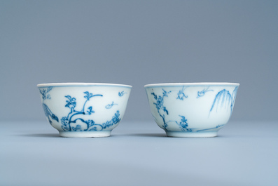 Une paire de tasses et soucoupes en porcelaine de Chine en bleu et blanc, &eacute;pave du Ca Mau, Kangxi/Yongzheng