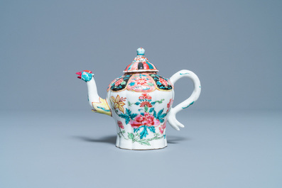 Une th&eacute;i&egrave;re couverte en porcelaine de Chine famille rose au bec en forme de ph&eacute;nix, Yongzheng