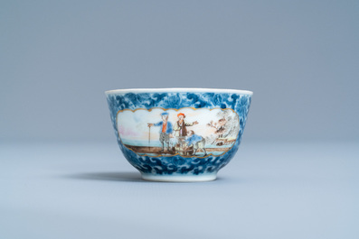 Une tasse et soucoupe en porcelaine de Chine d'exportation &agrave; d&eacute;cor d'un marchand de harengs, Qianlong