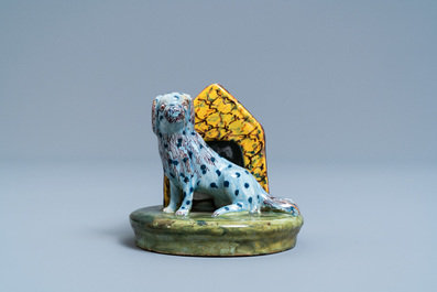 Un mod&egrave;le d'un chien devant sa niche en fa&iuml;ence polychrome de Delft, 18&egrave;me