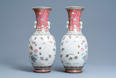 Une paire de vases en porcelaine de Chine famille rose, marque et &eacute;poque de Tongzhi