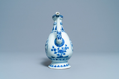 Een Chinese blauw-witte 'aftaba' kan voor de islamitische markt, Kangxi