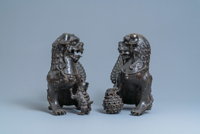 Une paire de grands mod&egrave;les de lions bouddhistes en bronze, Chine, Ming