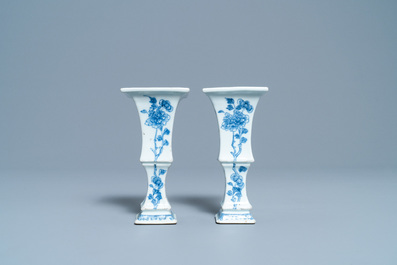 Une paire de vases en porcelaine de Chine en bleu et blanc, Qianlong