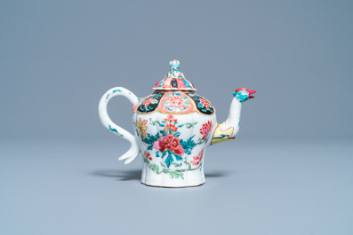 Een Chinese famille rose theepot met fenikstuit, Yongzheng