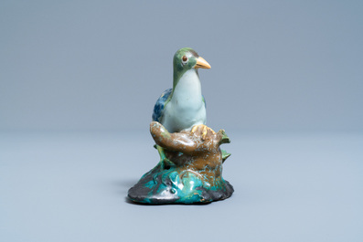 Un mod&egrave;le d'un pigeon assis en fa&iuml;ence polychrome de Bruxelles, 18&egrave;me