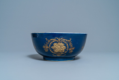 Un bol en porcelaine de Chine &agrave; d&eacute;cor dor&eacute; sur fond bleu poudr&eacute;, Kangxi