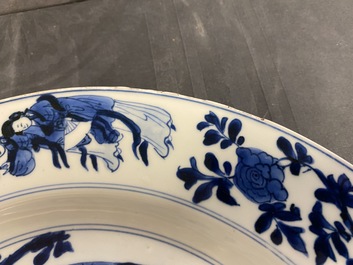 Un plat en porcelaine de Chine en bleu et blanc &agrave; d&eacute;cor de femmes autour d'une jardini&egrave;re, Kangxi