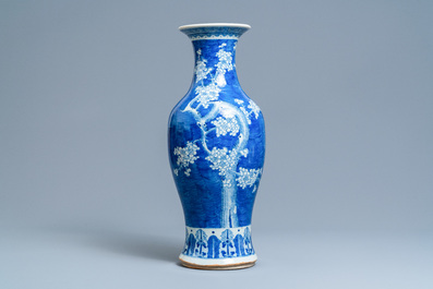 Un vase en porcelaine de Chine en bleu et blanc &agrave; d&eacute;cor de prunus, 19&egrave;me