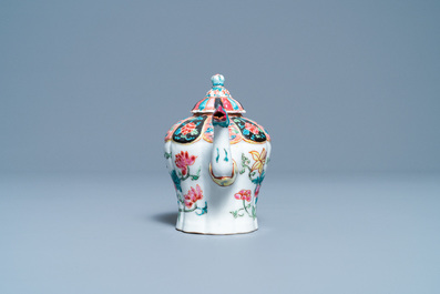 Une th&eacute;i&egrave;re couverte en porcelaine de Chine famille rose au bec en forme de ph&eacute;nix, Yongzheng
