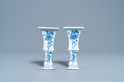 Een paar Chinese blauw-witte vazen met floraal decor, Qianlong