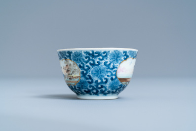 Une tasse et soucoupe en porcelaine de Chine d'exportation &agrave; d&eacute;cor d'un marchand de harengs, Qianlong