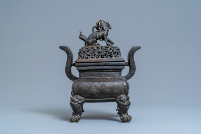 Een grote Chinese bronzen wierookbrander met deksel, Ming