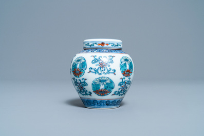 Een kleine Chinese doucai dekselpot, Yongzheng merk, Republiek