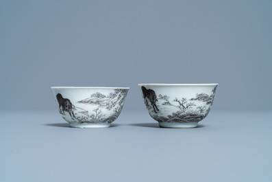 Une paire de tasses et soucoupes en porcelaine de Chine grisaille et dor&eacute; &agrave; d&eacute;cor de buffles, Yongzheng