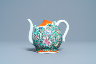 Een Chinese famille rose perzikvormige cadogan theepot met reli&euml;fdecor, Qianlong