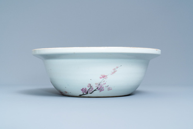 Un grand bol en porcelaine de Chine qianjiang cai &agrave; d&eacute;cor d'une artiste et son &eacute;l&egrave;ve, 19/20&egrave;me