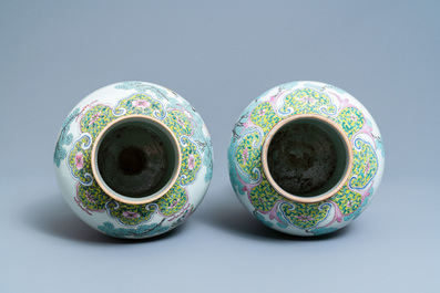 Deux vases couverts en porcelaine de Chine famille rose, marque de Qianlong, 19/20&egrave;me