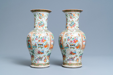 Une paire de vases en porcelaine de Chine famille rose de Canton, 19&egrave;me