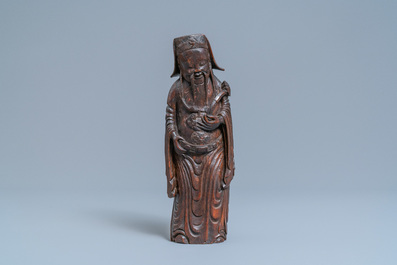 Een Chinese bamboehouten figuur van Lu Xing, 17e eeuw