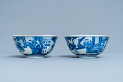 Une paire de bols en porcelaine de Chine en bleu et blanc &agrave; d&eacute;cor de sc&egrave;nes du 'Xi Xiang Ji', Kangxi