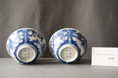 Een paar Chinese blauw-witte 'Xi Xiang Ji' kommen, Jiajing merk, Kangxi