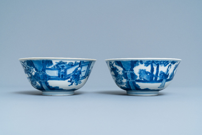 Une paire de bols en porcelaine de Chine en bleu et blanc &agrave; d&eacute;cor de sc&egrave;nes du 'Xi Xiang Ji', Kangxi