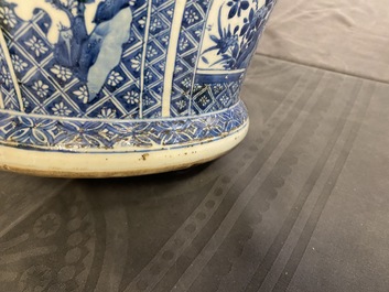 Un grand vase couvert en porcelaine de Chine en bleu et blanc, Kangxi