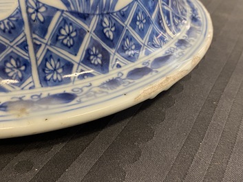 Un grand vase couvert en porcelaine de Chine en bleu et blanc, Kangxi