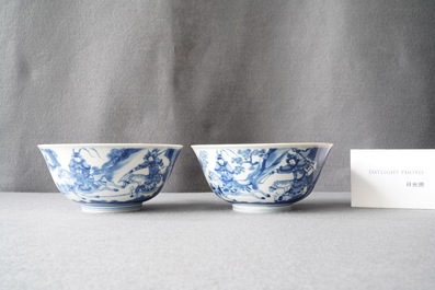 Une paire de bols en porcelaine de Chine en bleu et blanc &agrave; d&eacute;cor de sc&egrave;nes du 'Xi Xiang Ji', Kangxi