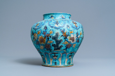 Un vase en porcelaine de Chine fahua &agrave; d&eacute;cor de lions bouddhistes, Ming