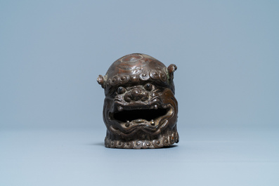 Un br&ucirc;le-parfum en bronze laqu&eacute; en forme de lion bouddhiste, Chine, Ming