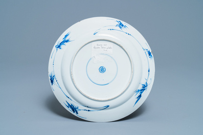 Een Chinese blauw-witte en koperrode schotel met poederblauwe fondkleur, Kangxi