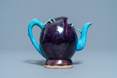 Een Chinese aubergine- en turquoise-geglazuurde perzikvormige cadogan theepot, 18/19e eeuw