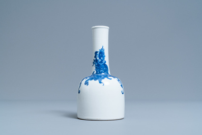 Un vase en porcelaine de Chine en bleu et blanc &agrave; d&eacute;cor d'un ph&eacute;nix, 19/20&egrave;me