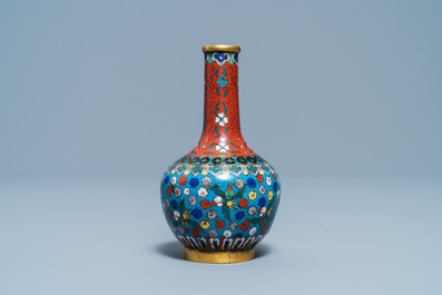 Un petit vase de forme bouteille en &eacute;maux cloisonn&eacute;s, Chine, 18/19&egrave;me