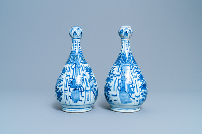 Een paar Chinese blauw-witte flesvormige knoflookhalsvazen, Wanli