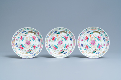 Un service de 56 pi&egrave;ces en porcelaine de Chine famille rose pour le march&eacute; Straits ou Peranakan, 19&egrave;me