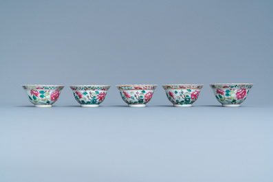 Un service de 56 pi&egrave;ces en porcelaine de Chine famille rose pour le march&eacute; Straits ou Peranakan, 19&egrave;me