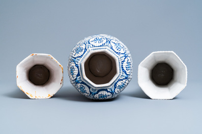 Une garniture de trois vases couverts en fa&iuml;ence de Delft en bleu et blanc, 18&egrave;me