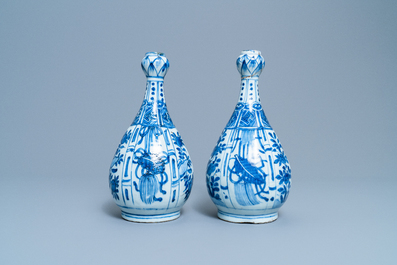 Une paire de vases de forme bouteille en porcelaine de Chine en bleu et blanc, Wanli