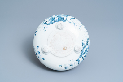 Un br&ucirc;le-parfum tripod en porcelaine de Chine en bleu et blanc &agrave; d&eacute;cor d'un paysage, Dehua, Kangxi
