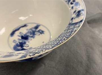 Un bol de type klapmuts en porcelaine de Chine en bleu et blanc, marque de Chenghua, Kangxi