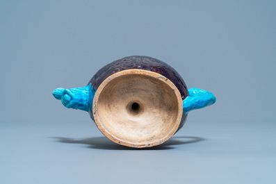 Een Chinese aubergine- en turquoise-geglazuurde perzikvormige cadogan theepot, 18/19e eeuw